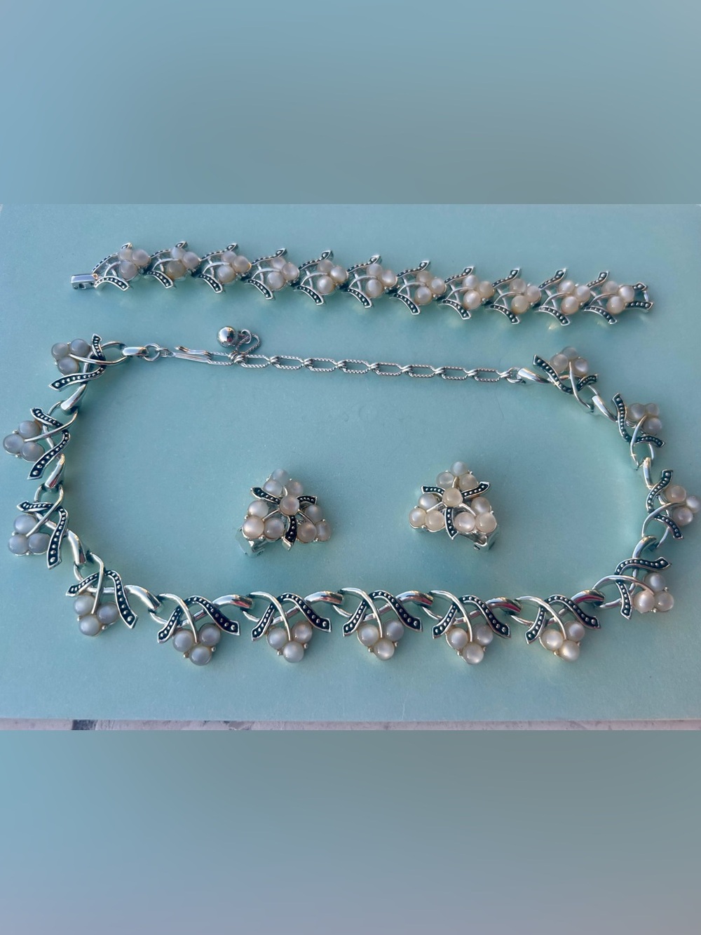 Beautiful KRAMER Faux Pearl & Silver-tone Necklace Bracelet & Earrings Set - Picture 4 of 11